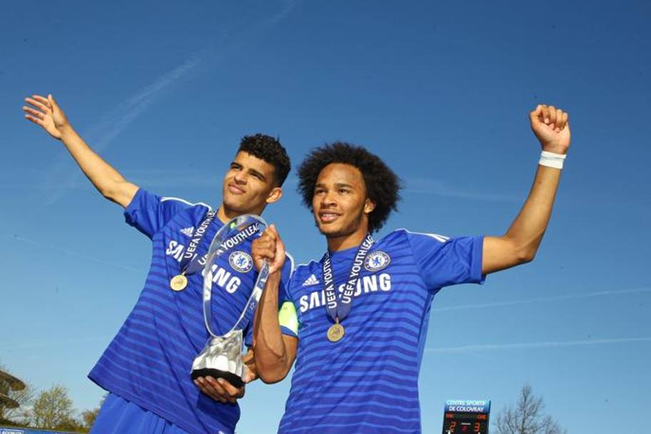 Solanke, a sinistra, festeggia la Youth League con Isaiah Brown: ora sono entrambi in prestito al Vitesse. Getty Images